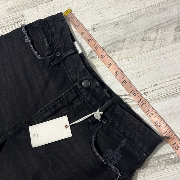 Good American Good 90’s Icon Distressed Shorts Size 4  NWT - Picture 8 of 12